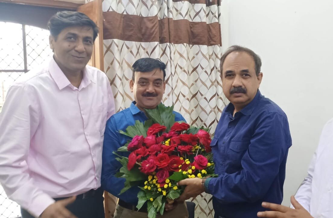 पुष्प गुच्छ भेंट कर स्वागत करते हुए