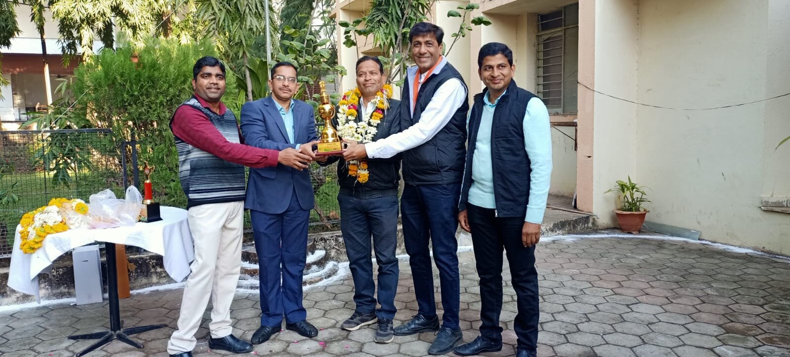 ट्रॉफी व माल्यार्पण के साथ अभिनंदन समारोह